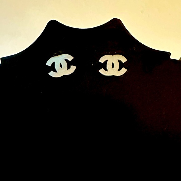 Small earring silver color .5mm stainless steel will not tarnish or turn… - Picture 1 of 2